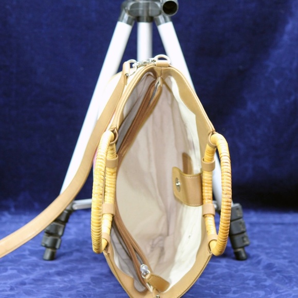 Fossil Floral and Rattan handled, adjustable strap bag. - Picture 5 of 7